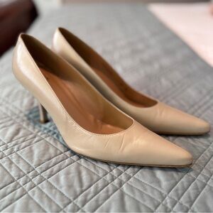 Gorgeous Stuart Weitzman size 8 heels, bone color, EUC